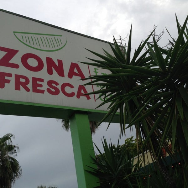 รูปภาพถ่ายที่ Zona Fresca โดย Robin S. เมื่อ 8/16/2014