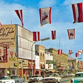 10/22/2012 tarihinde Brianziyaretçi tarafından Oldtown Salinas'de çekilen fotoğraf