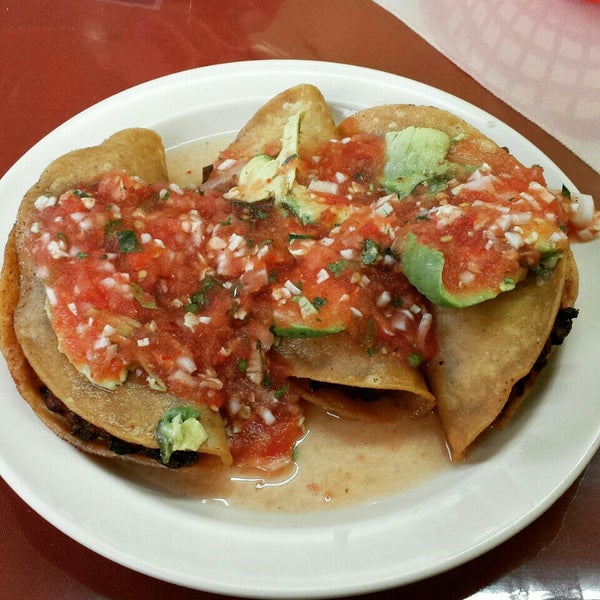 Photo taken at Mariscos 4 Vientos Taco Truck by Andrea L. on 4/26/2015
