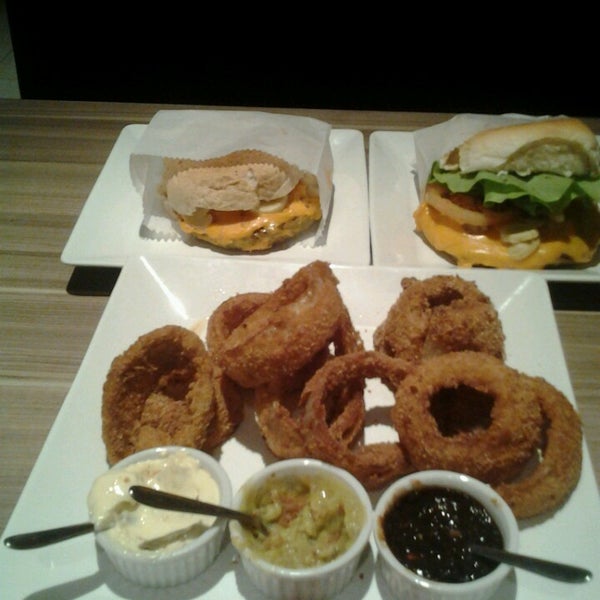 Foto tirada no(a) Figone Burger and Cafe por Loren M. em 9/1/2013