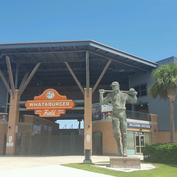 รูปภาพถ่ายที่ Whataburger Field โดย Aura A. เมื่อ 9/5/2016