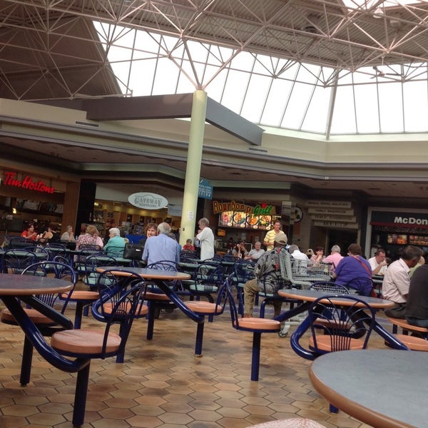 รูปภาพถ่ายที่ Eglinton Square Shopping Centre โดย Büşra K. เมื่อ 8/25/2013