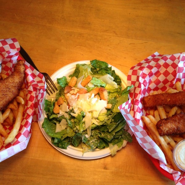 Das Foto wurde bei Ballard Brothers Seafood &amp; Burgers von F am 8/17/2013 aufgenommen