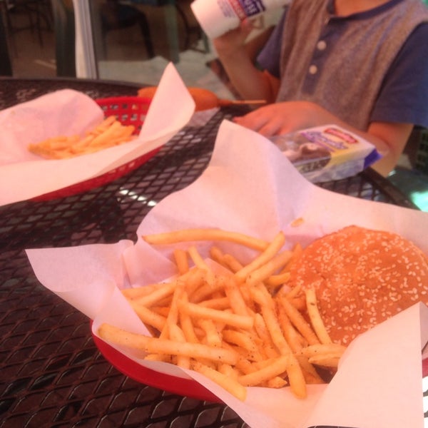 6/11/2014 tarihinde Ale P.ziyaretçi tarafından Burger House'de çekilen fotoğraf