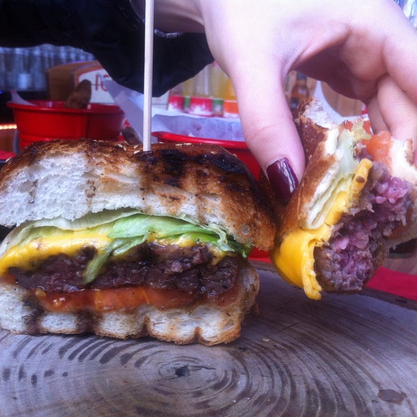 3/24/2015 tarihinde Dago Ç.ziyaretçi tarafından Hollywood Burger Diner &amp; Steakhouse'de çekilen fotoğraf