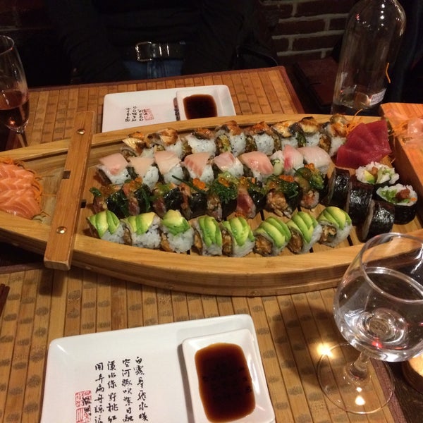 รูปภาพถ่ายที่ Tokyo Sushi โดย Paulien V. เมื่อ 12/27/2016