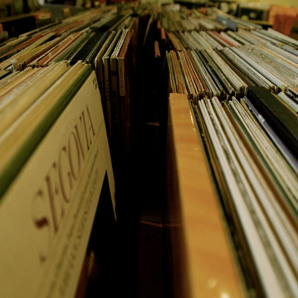 In our historical musicstore you will find VINYL RECORDS 33, 45 and 78 rpm and CDs for every taste, in genres such as ROCK, POP, JAZZ and CLASSICS. Welcome!