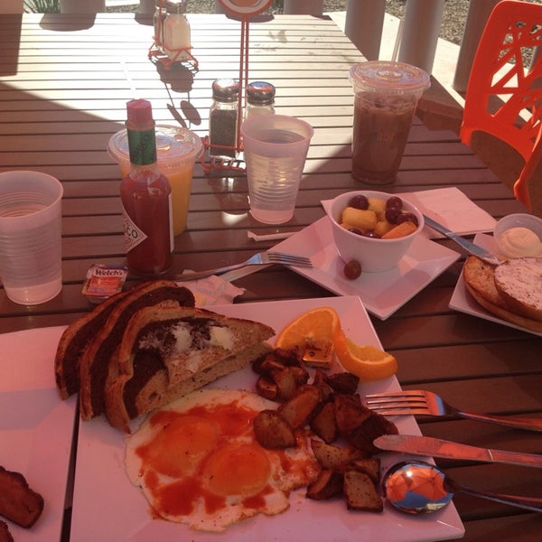 รูปภาพถ่ายที่ Scramble, a breakfast joint โดย Sofia C. เมื่อ 2/15/2014