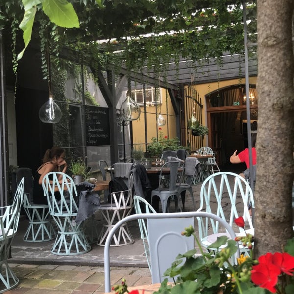 Foto tirada no(a) Cathedral Café Lounge &amp; Restaurant por Khozama . em 8/6/2019