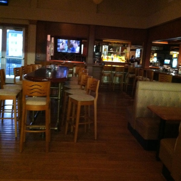 Foto tomada en The Isles Restaurant &amp; Tiki Bar  por Jamie B. el 7/30/2013