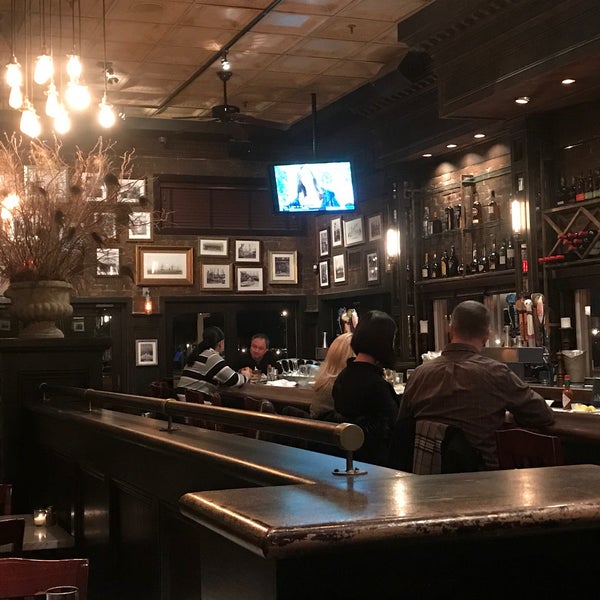 Foto diambil di Louie&#39;s Oyster Bar &amp; Grille oleh Keiko T. pada 1/28/2020