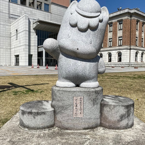 ぐんまちゃん 石像 小サイズ 一体 写真左