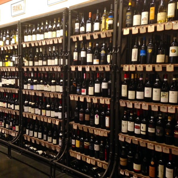 รูปภาพถ่ายที่ Back Label Wine Merchants โดย ThisGirlCanEat เมื่อ 7/2/2014