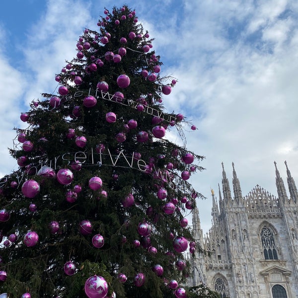 Photo taken at Piazza del Duomo by 🍒Lü🍒 on 12/8/2022