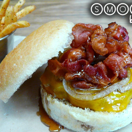 7/4/2013 tarihinde Smokey&#39;s Burger Houseziyaretçi tarafından Smokey&#39;s Burger House'de çekilen fotoğraf