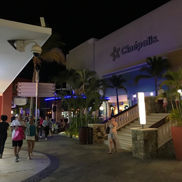 รูปภาพถ่ายที่ La Isla Acapulco Shopping Village โดย AmorXMéxico เมื่อ 4/15/2019