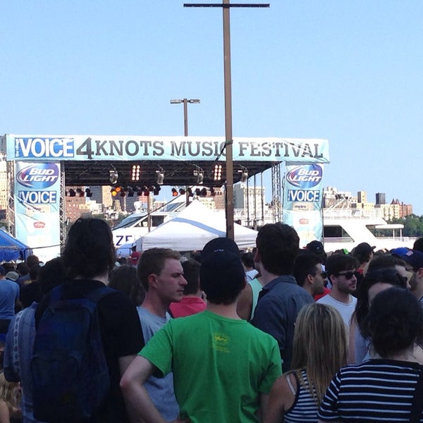 รูปภาพถ่ายที่ The Village Voice&#39;s 4Knots Music Festival โดย Ronald A. เมื่อ 7/12/2014
