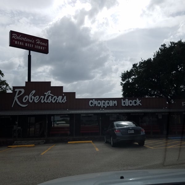 Photo taken at Robertson’s Hams The Choppin&#39; Block by Christie C. on 8/13/2018