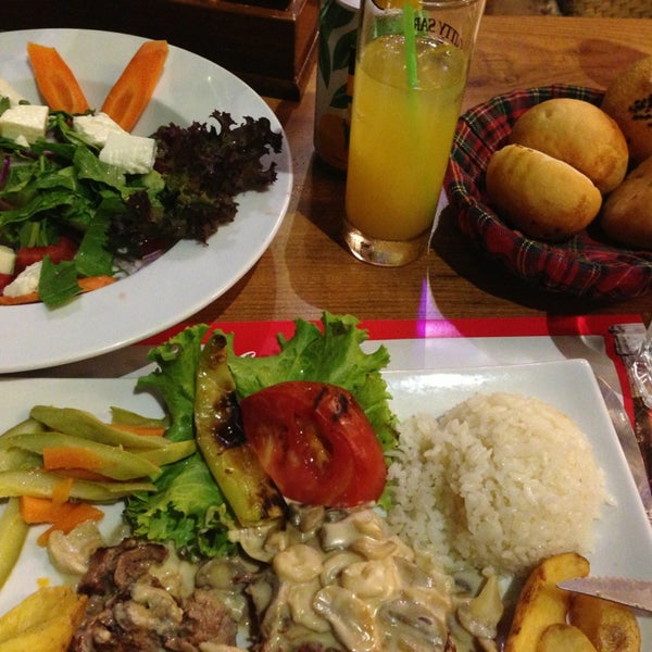 8/30/2013에 Uliya Businka Z.님이 Alins Cafe Restaurant에서 찍은 사진