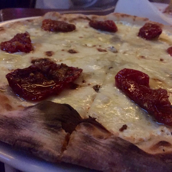 La mejor pizza de los 4 quesos y tomates deshidratados!!