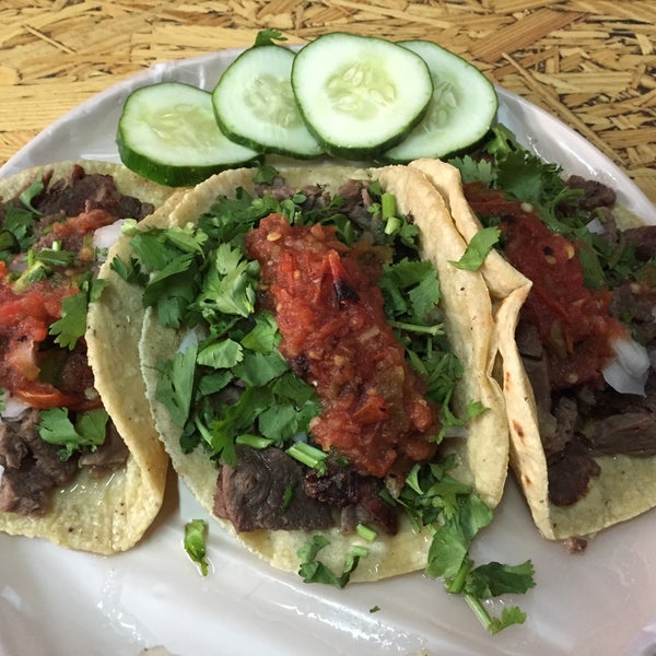 รูปภาพถ่ายที่ Tacos de Sonora y Antojería โดย Tom H. เมื่อ 7/17/2015