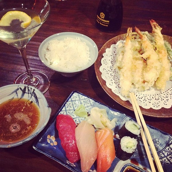 4/7/2014 tarihinde DIÉRziyaretçi tarafından Sakura Restaurant &amp; Sushi Bar'de çekilen fotoğraf