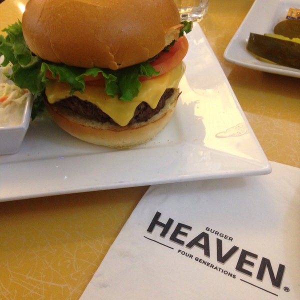 Foto tirada no(a) Burger Heaven por Chris C. em 12/12/2014