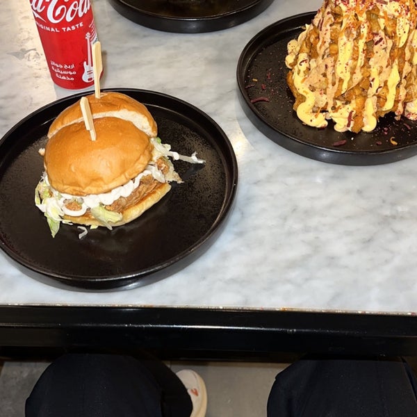 Foto scattata a Jolly Burger da Maz,🦉 il 10/26/2023