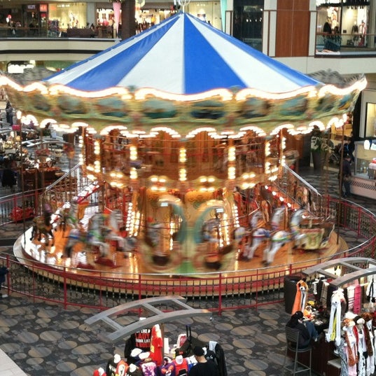 Foto tomada en Maplewood Mall  por Raha A. el 12/18/2012