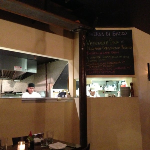 6/15/2013 tarihinde Ike Y.ziyaretçi tarafından Taverna di Bacco'de çekilen fotoğraf