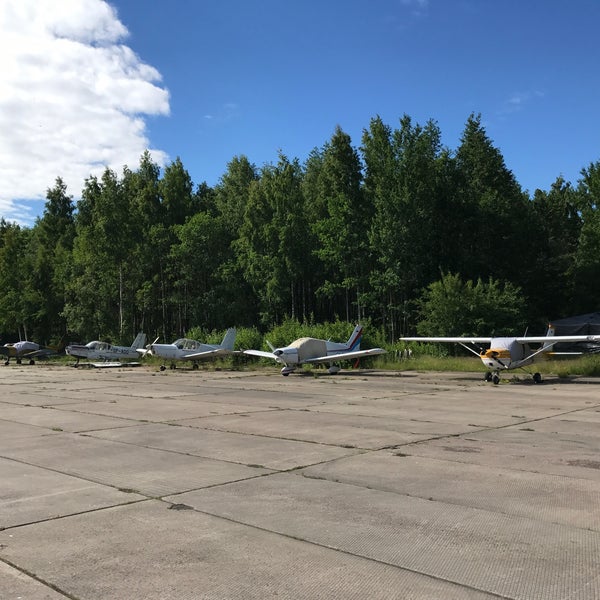 Самолет на трассе е 105. Кронштадтское шоссе 46 аэродром. Аэродром бычье. Аэродром бычье поле город кронштадт сейчас. Аэропорт бычье поле кронштадт.