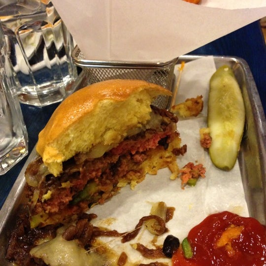 Das Foto wurde bei Burgers and More by Emeril von Ashley am 11/4/2012 aufgenommen