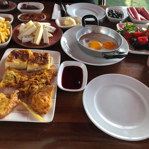 รูปภาพถ่ายที่ Yeşilçam Cafe &amp; Bistro โดย 🙈🙉🙊 เมื่อ 11/24/2019