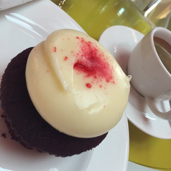 Photo taken at Red Velvet Cupcakery by Majed A. on 2/6/2015