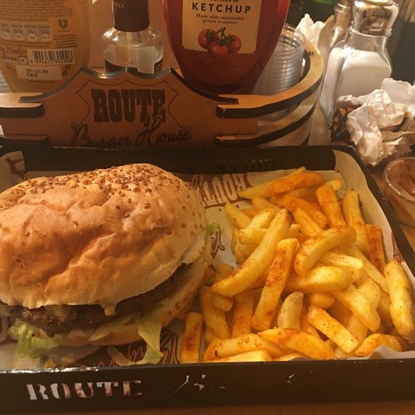 Das Foto wurde bei Route Burger House von Nergiz am 8/22/2018 aufgenommen