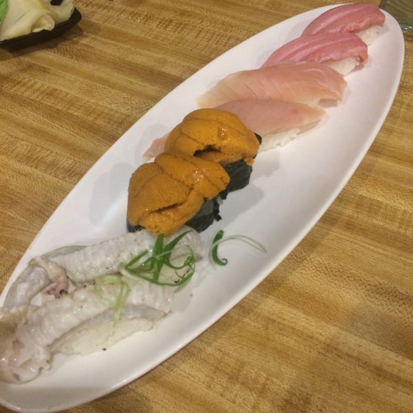 Foto tirada no(a) Sushi Ichimoto por Ed C. em 6/13/2015