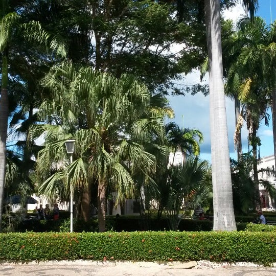 Photo taken at Praça Gonçalves Dias by romulo m. on 5/2/2014