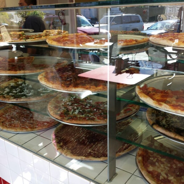 Foto scattata a Bongiorno&#39;s New York Pizzeria da Annya E. il 12/22/2013