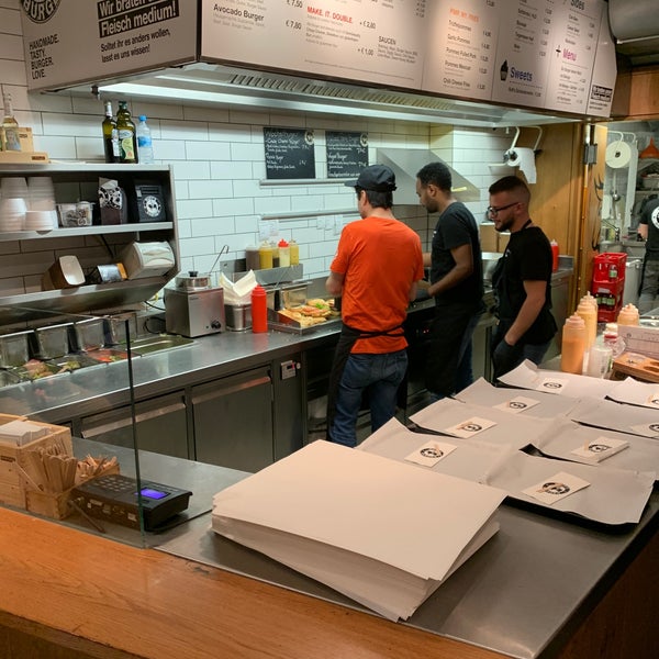Foto scattata a Ruff&#39;s Burger Marienplatz da Mark il 11/2/2019