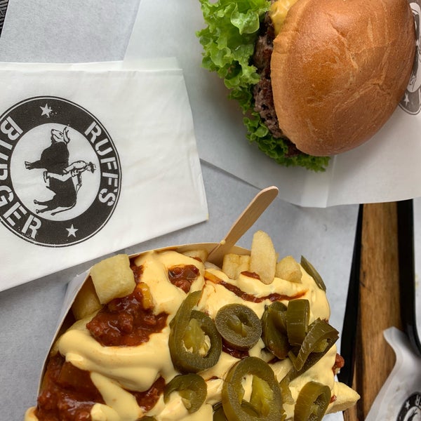 Foto diambil di Ruff&#39;s Burger Marienplatz oleh Mark pada 8/29/2019
