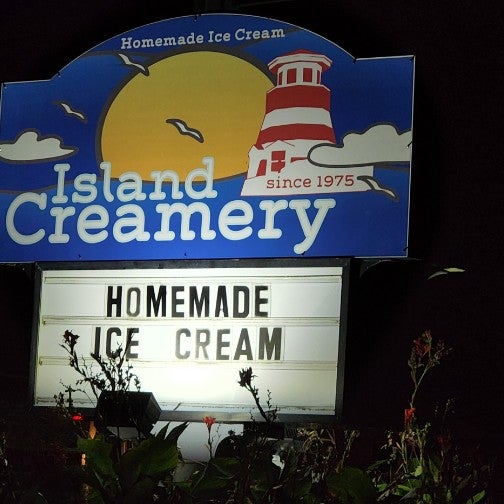 รูปภาพถ่ายที่ Island Creamery โดย Bastawy เมื่อ 10/8/2022