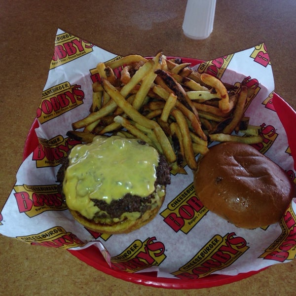 Foto tirada no(a) Cheeseburger Bobby&#39;s por Frank D. em 10/8/2013