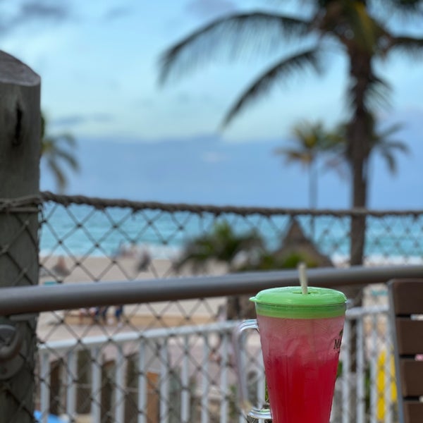 Great spot to grab a drink and watch the ocean and boardwalk.