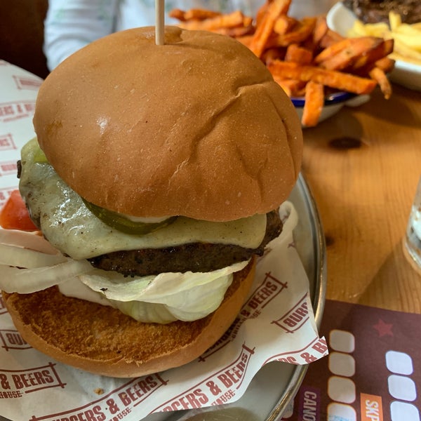 Das Foto wurde bei Burgers and Beers Grillhouse von 🌸Nahla🌸 am 8/4/2019 aufgenommen