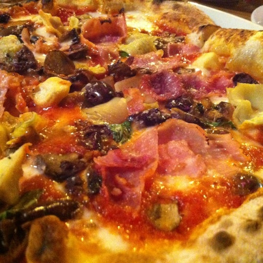 Foto tirada no(a) Tutta Bella Neapolitan Pizzeria por DF (Duane) H. em 9/29/2012