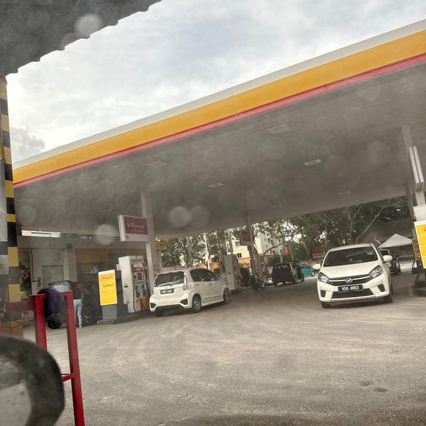 Photo taken at Shell by Andrew D. on 11/19/2022