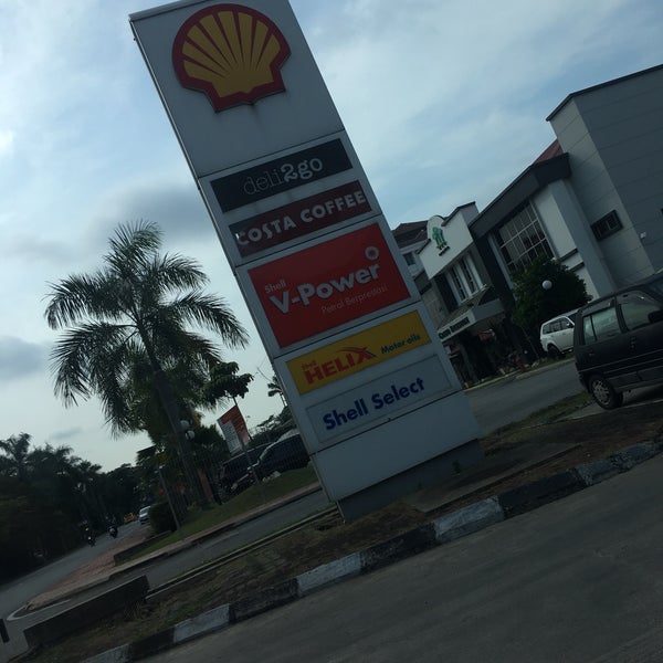 Photo taken at Shell by Andrew D. on 12/30/2018