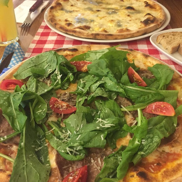 รูปภาพถ่ายที่ Etna Pizzeria โดย Demet เมื่อ 10/20/2018
