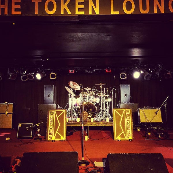 Foto tirada no(a) Token Lounge por Eric C. em 10/18/2015