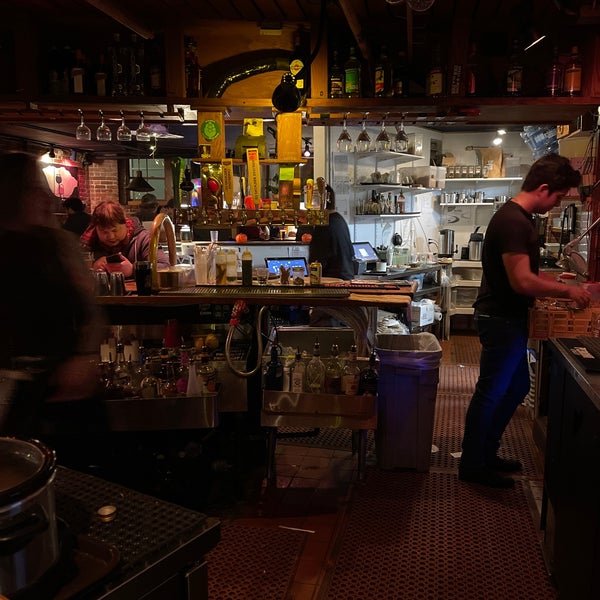 Foto tomada en Grendel&#39;s Den Restaurant &amp; Bar  por Ben W. el 10/30/2021